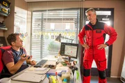 Ben (Mirko Lang, l.) und Michi (Robert Lohr, r.) warten auf Neuigkeiten von ihren Kollegen. Ben (Mirko Lang, l.) und Michi (Robert Lohr, r.) warten auf Neuigkeiten von ihren Kollegen.