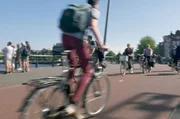 In Europas Hauptst&auml;dten nimmt die Zahl der Fahrradfahrer und mit ihnen auch die Zahl der Unf&auml;lle zwischen Radfahrern und Fu&szlig;g&auml;ngern zu.