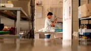 Seine Ausbildung begann anders als erwartet: Shubi ging in den ersten Monaten nicht zur Berufsschule und arbeitete häufig an der Spüle. Seine Ausbildung begann anders als erwartet: Shubi ging in den ersten Monaten nicht zur Berufsschule und arbeitete häufig an der Spüle.