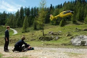 Die Rettung naht. Chris (Maximilan Dirr, l.) und Tabea (Lara Joy Körner) kümmern sich um den verletzten Kai (Kai Scheve, liegend). Die Rettung naht. Chris (Maximilan Dirr, l.) und Tabea (Lara Joy Körner) kümmern sich um den verletzten Kai (Kai Scheve, liegend).