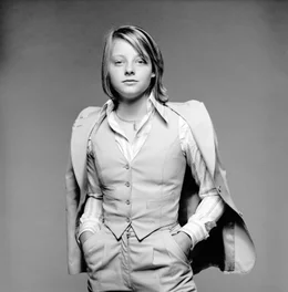 Die junge Schauspielerin Jodie Foster posiert in einem dreiteiligen Anzug w&auml;hrend eines Promotion-Besuchs von &bdquo;Bugsy Malone&ldquo; in London.