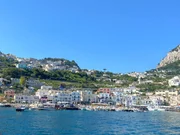 Vor der K&uuml;ste im Mittelmeer liegt die Insel Capri mit ihren ber&uuml;hmten Faraglioni-Felsen und der weltbekannten Blauen Grotte.