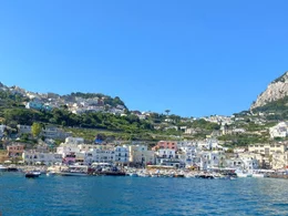 Vor der K&uuml;ste im Mittelmeer liegt die Insel Capri mit ihren ber&uuml;hmten Faraglioni-Felsen und der weltbekannten Blauen Grotte. Im ausgehenden 19. Jahrhundert ein Sehnsuchtsort f&uuml;r betuchte Aussteiger.