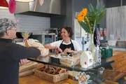 Auswanderin Katrin Hiller betreibt mit ihrem chilenischen Partner Rodrigo eine Bäckerei im neuseeländischen Nelson. Auswanderin Katrin Hiller betreibt mit ihrem chilenischen Partner Rodrigo eine Bäckerei im neuseeländischen Nelson.