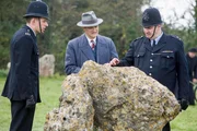 Inspector Sullivan (Tom Chambers, M.) und Walt (Mark Benton, r.) entdecken einen Hinkelstein. Auf dem Stein befinden sich Spuren von Ginnies Blut. Inspector Sullivan (Tom Chambers, M.) und Walt (Mark Benton, r.) entdecken einen Hinkelstein. Auf dem Stein befinden sich Spuren von Ginnies Blut.