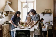 Ida (Jasmine Trinca, re.) ist mit Useppe hat nach Ende der deutschen Besatzung in der gro&szlig;en Wohnung von Filomena (Antonella Attili, li.) in Rom ein Zimmer bekommen.