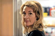 Pauline (Dorothy Atkinson) ist nicht &uuml;berzeugt von der Weinauswahl bei Cathy ...