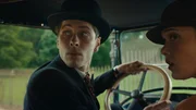 Zum Abschied hat René Magritte (Pierre Gervais, l.) von DCI Quant die Melone des verstorbenen Thistlethwaite geschenkt bekommen. Er trägt sie, als er mit seiner Frau Georgette (Mathilde Warnier, r.) die Heimreise antritt. Zum Abschied hat René Magritte (Pierre Gervais, l.) von DCI Quant die Melone des verstorbenen Thistlethwaite geschenkt bekommen. Er trägt sie, als er mit seiner Frau Georgette (Mathilde Warnier, r.) die Heimreise antritt.