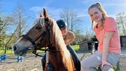 Nina (rechts) ist begeistert, wie schnell Denise mit Welsh Cob Stute Mirielle durch den Geschicklichkeitsparcours geritten ist. (Denise Biedermann, Nina Ploghaus). Nina (rechts) ist begeistert, wie schnell Denise mit Welsh Cob Stute Mirielle durch den Geschicklichkeitsparcours geritten ist. (Denise Biedermann, Nina Ploghaus).