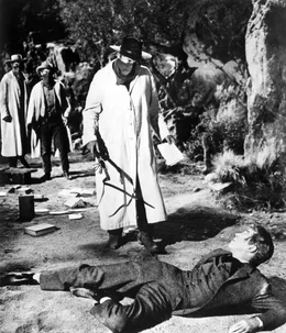 Vorne, l-r: Liberty Valance (Lee Marvin), Ransom Stoddard (James Stewart)