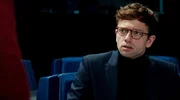 Samy (Xavier Lacaille) wird von Carmen während einer Sitzung um ein ernstes Gespräch gebeten. Samy (Xavier Lacaille) wird von Carmen während einer Sitzung um ein ernstes Gespräch gebeten.
