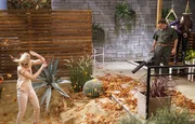 Caroline (Beth Behrs, l.) und Max (Kat Dennings, r.) sind Gäste im luxuriösen Haus von Max' Freund Randy und spielen dort Hunde-Sitter für dessen Hund Bruno. Als Bruno auf einmal unauffindbar ist, geraten die beiden in Panik ... Caroline (Beth Behrs, l.) und Max (Kat Dennings, r.) sind Gäste im luxuriösen Haus von Max' Freund Randy und spielen dort Hunde-Sitter für dessen Hund Bruno. Als Bruno auf einmal unauffindbar ist, geraten die beiden in Panik ...