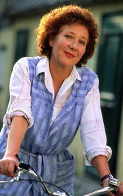 Veronika Fitz als die Hausmeisterin Martha Haslbeck.
