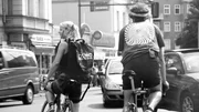 Fahrradkurierin Lena und Jonas in Berlin: Was heißt das eigentlich, selbstbestimmt zu leben? Fahrradkurierin Lena und Jonas in Berlin: Was heißt das eigentlich, selbstbestimmt zu leben?