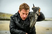 Wird dieser am Strand gefundene Schuh Streifenpolizist Henk Cassens (Maxim Mehmet) bei den Mordermittlungen weiterhelfen?