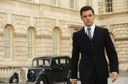 Immer in tadelloser Herrenkleidung bei der geheimen Sache: Ian Fleming (Dominic Cooper) Immer in tadelloser Herrenkleidung bei der geheimen Sache: Ian Fleming (Dominic Cooper)