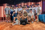 Beamtinnen und Beamte der Polizei Regenstauf, Fabian Frischmann (Dicht & Ergreifend, auf der Couch, Mitte links), Michael Huber (Dicht & Ergreifend, Couch, auf der Mitte rechts) und Eva Maria Faltermeier (vorne).