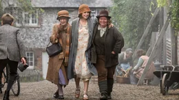 Ann (Joanna Scanlan, re.) und Mabel (Eileen Atkins, li.) halten zu der beschuldigten Rose Gooding (Jessie Buckley, Mitte).
