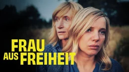 Key Visual/Cover mit Typo zu "Frau aus Freiheit". Aniela Wesoly (Małgorzata Hajewska, hinten) und Iza (Joanna Kulig, vorne) entdecken ihre Liebe nach Anielas Transition neu.