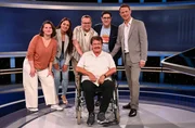 Moderator Alexander Bommes (r.) mit den Kandidat:innen (v.r.n.l.): Irina Tiedemann, Madina Ghafoor, Julian Wirth und Ingo Hohler (vorne), sowie dem J&auml;ger, Sebastian Jacoby (2.v.r).