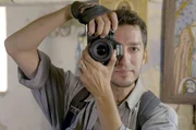 Alex Iacob fotografiert das Innere der orthodoxen Nikolaikirche von Gherdeal, deren Wände mit jahrhundertealten Fresken bedeckt sind. Alex Iacob fotografiert das Innere der orthodoxen Nikolaikirche von Gherdeal, deren Wände mit jahrhundertealten Fresken bedeckt sind.