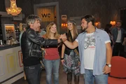 Kurt (Tim Williams, l.) gibt sich bei Lilly (Iris Mareike Steen, 2.v.l.) und Max "Tuner" (Thomas Drechsel) betont cool, was seiner Tochter Tanja (Senta-Sofia Delliponti) schwer imponiert. Kurt (Tim Williams, l.) gibt sich bei Lilly (Iris Mareike Steen, 2.v.l.) und Max "Tuner" (Thomas Drechsel) betont cool, was seiner Tochter Tanja (Senta-Sofia Delliponti) schwer imponiert.