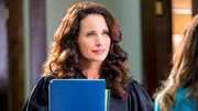 Olivia (Andie MacDowell, li) versucht Rebecca (Cindy Busby, re) wegen ihrer Lüge zu beruhigen. Olivia (Andie MacDowell, li) versucht Rebecca (Cindy Busby, re) wegen ihrer Lüge zu beruhigen.