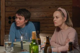 Juliane (Julia Koschitz, l.) und Paula (Friederike Kempter, r.) f&uuml;hlen sich von den Besetzern provoziert. Paula ist kurz davor, zu explodieren.