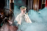 Jacob (Will Attenborough) will mit seiner Zeitmaschine beweisen, dass sein Vater ermordet wurde. Jacob (Will Attenborough) will mit seiner Zeitmaschine beweisen, dass sein Vater ermordet wurde.
