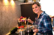 Natürlich spielen Pilze eine wichtige Rolle in Sarahs Menü: Als Gruß aus der Küche gibt es Austernpilzsuppe, und gebratene Rosenseitlinge verfeinern die Wildschweinkeule zum Hauptgang. Als Dessert rundet ein saftiger Schokoladenkuchen aus ihrem Lieblings-Urlaubsland Schweden das Menü ab. Natürlich spielen Pilze eine wichtige Rolle in Sarahs Menü: Als Gruß aus der Küche gibt es Austernpilzsuppe, und gebratene Rosenseitlinge verfeinern die Wildschweinkeule zum Hauptgang. Als Dessert rundet ein saftiger Schokoladenkuchen aus ihrem Lieblings-Urlaubsland Schweden das Menü ab.