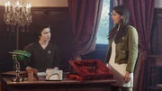 Als K&ouml;nigin und Staatsoberhaupt muss Elisabeth II. (Klara W&ouml;rdemann) t&auml;glich zahlreiche Dokumente durchlesen und unterzeichnen.