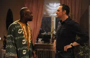 Mike gibt Ndoda Tipps, wie dieser sich f&uuml;r Bambergers Gastfreundschaft revanchieren kann. Von links: Ndoda (Jerry Kwarteng) und Mike Preissinger (Harry Blank).