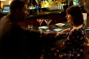 L-R: Secretluvur (Dennis Haysbert) und Helen Truby (Rosemarie DeWitt)