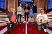 Moderator Kai Pflaume und seine Rateteam-Kapitäne Bernhard Hoëcker und Elton begrüßen in dieser Sendung den Profiboxer Simon Zachenhuber und den ehemaligen Profiboxer Axel Schulz. Moderator Kai Pflaume und seine Rateteam-Kapitäne Bernhard Hoëcker und Elton begrüßen in dieser Sendung den Profiboxer Simon Zachenhuber und den ehemaligen Profiboxer Axel Schulz.
