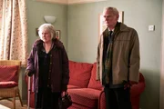 Maureen (Marlene Sidaway) und Reg (Karl Johnson) m&uuml;ssen ihren Sohn beerdigen. Nicht wortw&ouml;rtlich, wie sie Kelly klarmachen m&uuml;ssen.