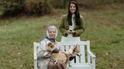 K&ouml;nigin Elisabeth II. (Jutta Speidel) liebt ihre Corgies und Pferde.