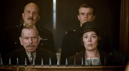 Bei der Verhandlung: Constable Spedding (Paul Chahidi, hinten li.) und Constable Papperwick (Hugh Skinner, hinten re.) stehen auf der Seite von Edith Swan (Olivia Coleman, vorne li.) und ihrem Vater (Timothy Spall, vorne re.).