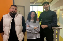 Stefan (li.), Estera (Mitte) und David studieren und gehen neue selbstbestimmte Wege.