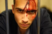 Meni (Ben Sultan) hat bei einer Schlägerei eingegriffen und ist im Arrest gelandet. Meni (Ben Sultan) hat bei einer Schlägerei eingegriffen und ist im Arrest gelandet.