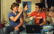 Philipp und Felix probieren am Computer ein neues Online-Ballerspiel aus. Von links: Philipp (Philip Schneider) und Felix Kramer (Shayan Hartmann).