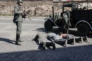 Die deutschen Besatzer verbreiten Angst und Schrecken unter der Bevölkerung Roms. Die deutschen Besatzer verbreiten Angst und Schrecken unter der Bevölkerung Roms.