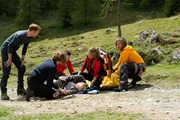 Die Bergretter Tobias (Markus Brandl, 3. v. r.) und Katharina (Luise Bähr, 2. v. l.) unter der Leitung von Markus Kofler (Sebastian Ströbel, r.) versorgen den verletzten Kai Baumgärtner (Kai Scheve, liegend). Die Ersthelfer Chris (Maximilian Dirr, l.) und Tabea (Lara Joy Körner, 2. v. r.) sind noch vor Ort. Die Bergretter Tobias (Markus Brandl, 3. v. r.) und Katharina (Luise Bähr, 2. v. l.) unter der Leitung von Markus Kofler (Sebastian Ströbel, r.) versorgen den verletzten Kai Baumgärtner (Kai Scheve, liegend). Die Ersthelfer Chris (Maximilian Dirr, l.) und Tabea (Lara Joy Körner, 2. v. r.) sind noch vor Ort.