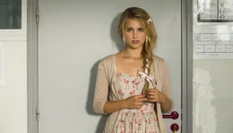 Belle Blake (Dianna Agron).