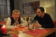 Bez&uuml;glich der vertauschten Jungs sucht Mike den Rat seines Vaters. Von links: Alois Preissinger (Erich Hallhuber) und Mike Preissinger (Harry Blank).