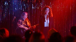 Fa (Proschat Madani, rechts) rappt bei der Open-Mic-Night in der Pussycat-Bar von Bigi (Barbara Spitz, links).