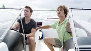 David (Rowan Hills, r.) und sein Bruder Joe (Nick Wright, l.) verfolgen Nixie mit dem neuen Boot. David (Rowan Hills, r.) und sein Bruder Joe (Nick Wright, l.) verfolgen Nixie mit dem neuen Boot.
