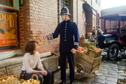 Constable Hugh Collins (Hugo Johnstone-Burt) fragt Poppy Brown (Kaiya Jones), ob sie den Gl&uuml;ckshut gestohlen hat.