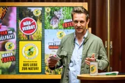 Erik Thomsen (Mike Hoffmann) hält einen Vortrag für Mähverbote, um die Artenvielfalt zu erhalten. Erik Thomsen (Mike Hoffmann) hält einen Vortrag für Mähverbote, um die Artenvielfalt zu erhalten.