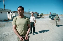 Kenan (Berk Hakman, li.) soll einem Milit&auml;rgericht vorgef&uuml;hrt werden. Sein Bruder Sinan ist Hauptmann (Ahmet Rifat Şungar, Mi.) und beaufsichtigt den Transport zum Gericht.