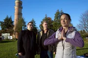 Lars (Ingo Naujoks, l.) und Finn (Sven Martinek, M.) befragen die Yogalehrerin (Annic-Barbara Fenske, r.). Lars (Ingo Naujoks, l.) und Finn (Sven Martinek, M.) befragen die Yogalehrerin (Annic-Barbara Fenske, r.).